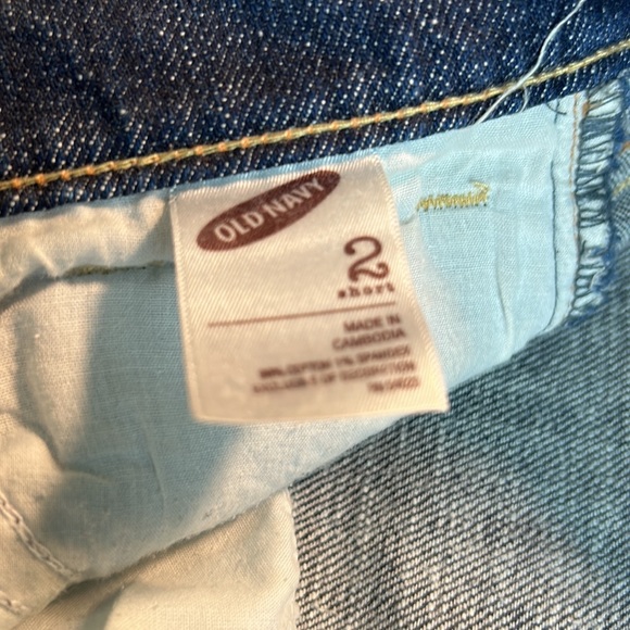 Old Navy size 2 short jeans good condition 99% cotton. 1% spandex. - Picture 4 of 4